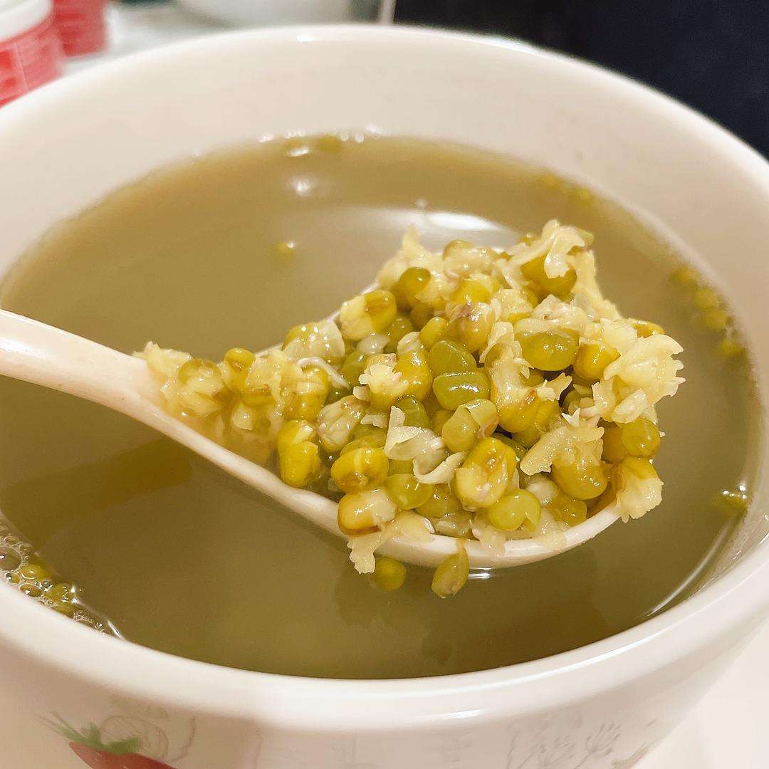 绿豆汤(绿豆汤的功效与作用及禁忌)