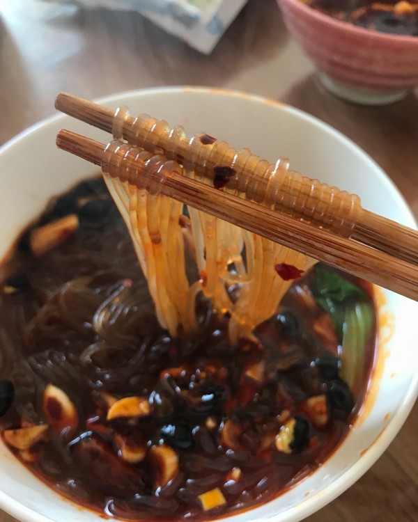 如何做酸辣粉家常做法(如何做酸辣粉家常做法窍门)